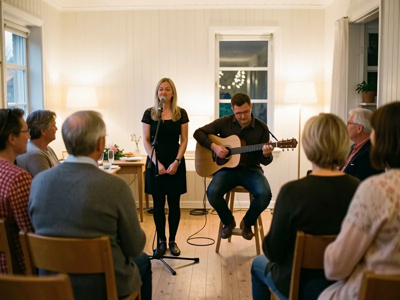 Duo med sangerinde og akustisk guitar spiller i en lys stue, gæster lytter på stole